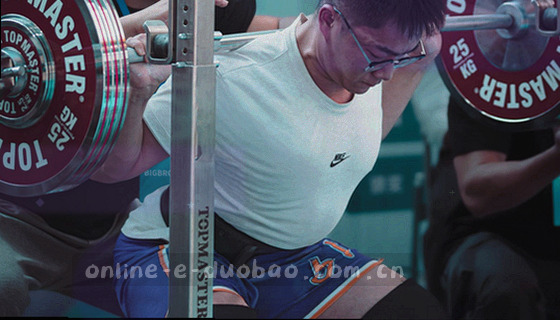 两支球队的历史交锋数据对比图形，红蓝线条交织